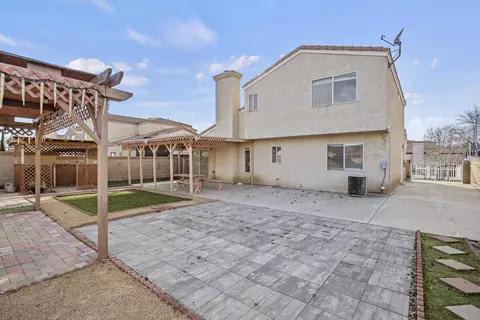 Exterior - 44912 Benald St, Lancaster, CA 93535 photo 6 of 9