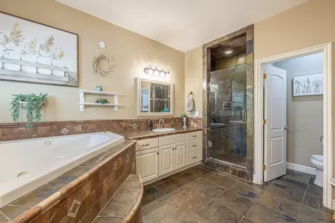Bath - 4053 Paddock Way, Quartz Hill, CA 93536 photo 3 of 6