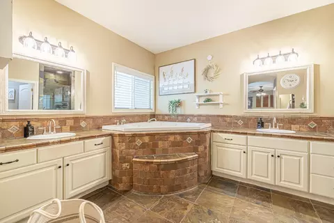 Bath - 4053 Paddock Way, Quartz Hill, CA 93536 photo 2 of 6