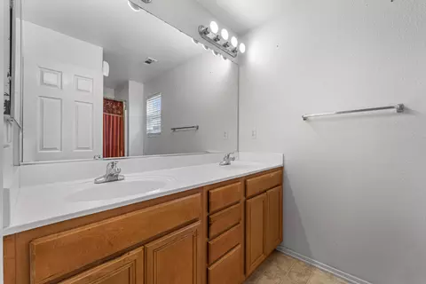 Bath - 1825 Ivesbrook St E, Lancaster, CA 93535 photo 2 of 6
