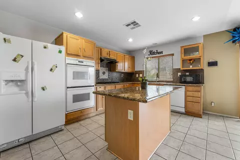 Kitchen - 1825 Ivesbrook St E, Lancaster, CA 93535 photo 3 of 5