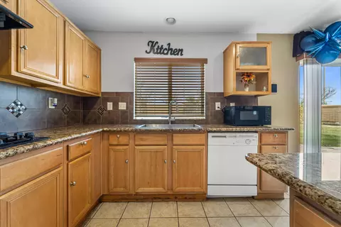 Kitchen - 1825 Ivesbrook St E, Lancaster, CA 93535 photo 4 of 5