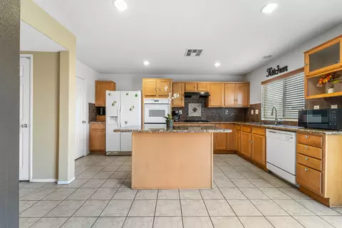 Kitchen - 1825 Ivesbrook St E, Lancaster, CA 93535 photo 2 of 5