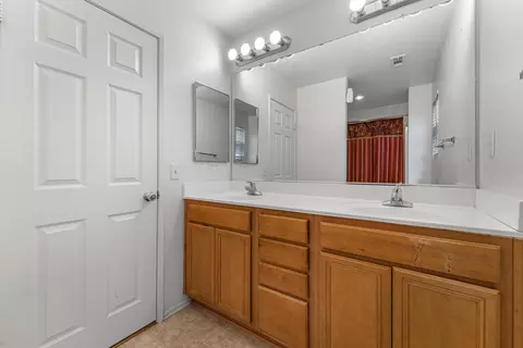 Bath - 1825 Ivesbrook St E, Lancaster, CA 93535 photo 3 of 6