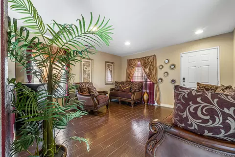 Living - 1825 Ivesbrook St E, Lancaster, CA 93535 photo 2 of 4
