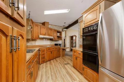 Kitchen - 24314 Transvaal Rd, Tehachapi, CA 93561 photo 2 of 4