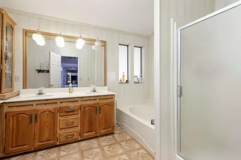 Bath - 24314 Transvaal Rd, Tehachapi, CA 93561 photo 1 of 3