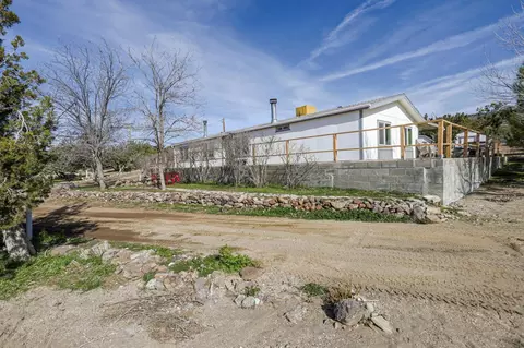 Exterior - 24314 Transvaal Rd, Tehachapi, CA 93561 photo 3 of 4
