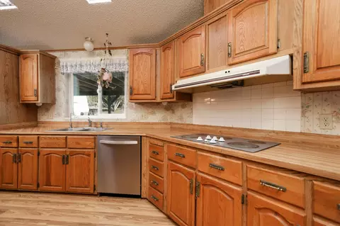 Kitchen - 24314 Transvaal Rd, Tehachapi, CA 93561 photo 4 of 4