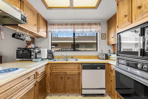 Kitchen - 44235 Shad St, Lancaster, CA 93536 photo 4 of 5