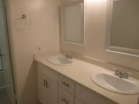 Bath - 708 Whitlatch Dr, Lancaster, CA 93535 photo 4 of 4