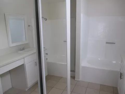 Bath - 708 Whitlatch Dr, Lancaster, CA 93535 photo 3 of 4