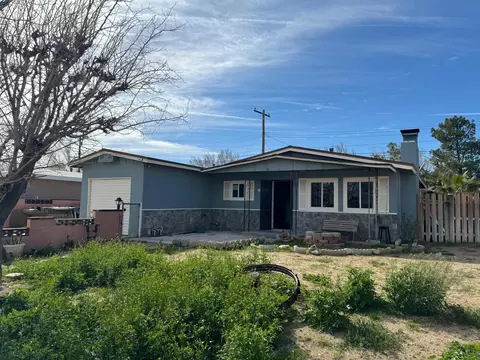 15945 Rexroth St, Mojave, CA 93501 photo 2