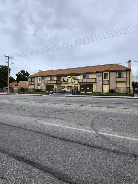 38710 10th St E #6, Palmdale, CA 93550