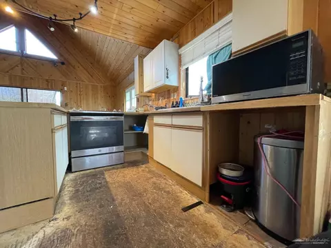 Kitchen - 22507 Zurich Dr, Tehachapi, CA 93561 photo 3 of 3