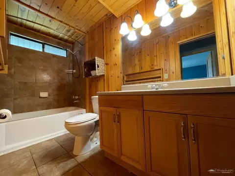 Bath - 22507 Zurich Dr, Tehachapi, CA 93561 photo 2 of 3