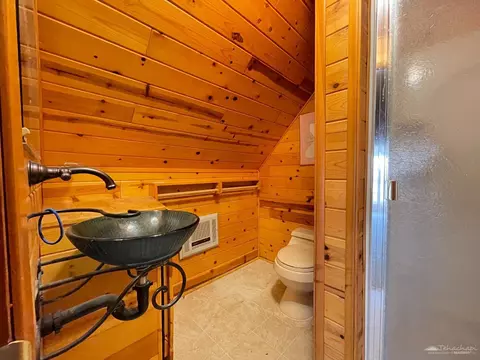 Bath - 22507 Zurich Dr, Tehachapi, CA 93561 photo 1 of 3
