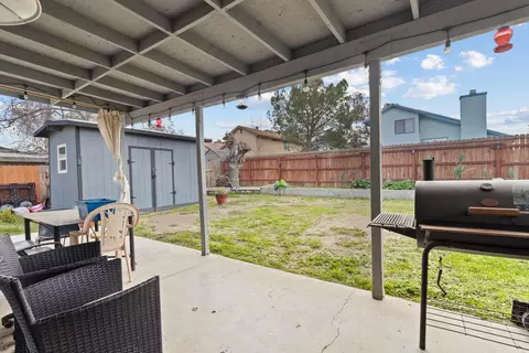 Exterior - 622 Jackman St E, Lancaster, CA 93535 photo 7 of 9