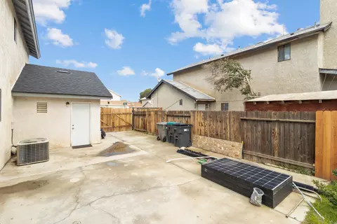 Exterior - 622 Jackman St E, Lancaster, CA 93535 photo 4 of 9