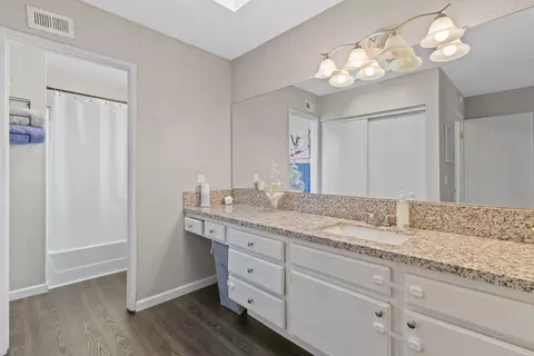 Bath - 622 Jackman St E, Lancaster, CA 93535 photo 3 of 4