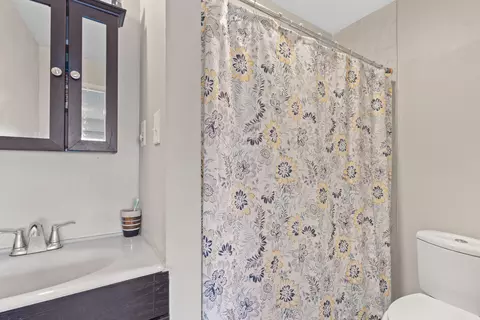 Bath - 622 Jackman St E, Lancaster, CA 93535 photo 2 of 4