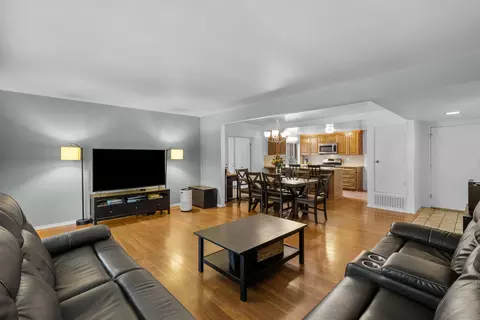 Living - 2259 Sequoia Ave, Simi Valley, CA 93063 photo 2 of 2