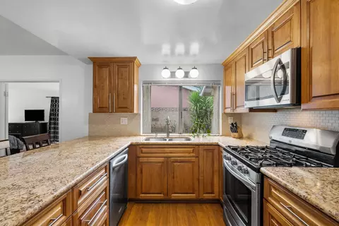 Kitchen - 2259 Sequoia Ave, Simi Valley, CA 93063 photo 4 of 6