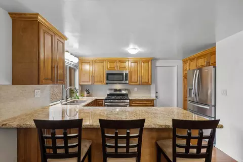 Kitchen - 2259 Sequoia Ave, Simi Valley, CA 93063 photo 3 of 6