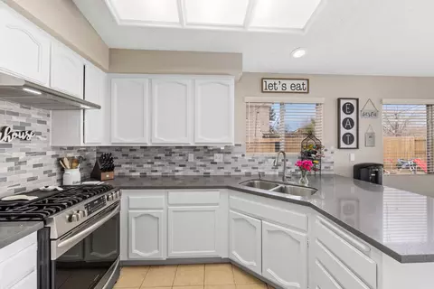 Kitchen - 5301 Adobe Dr, Palmdale, CA 93552 photo 4 of 4