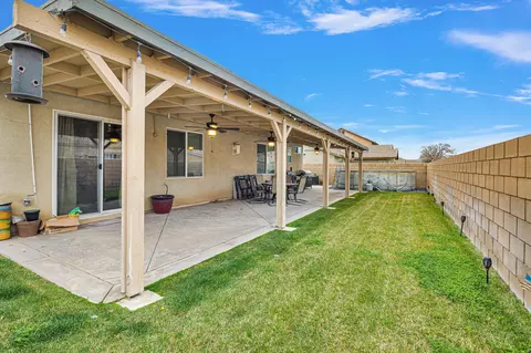 Exterior - 2061 Kettering St E, Lancaster, CA 93535 photo 8 of 10