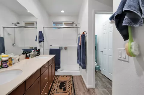 Bath - 2061 Kettering St E, Lancaster, CA 93535 photo 2 of 3
