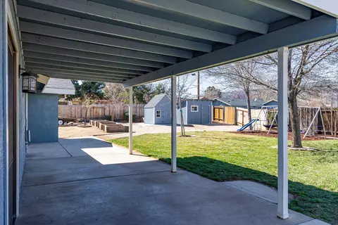 Exterior - 21413 Madre St, Tehachapi, CA 93561 photo 4 of 9