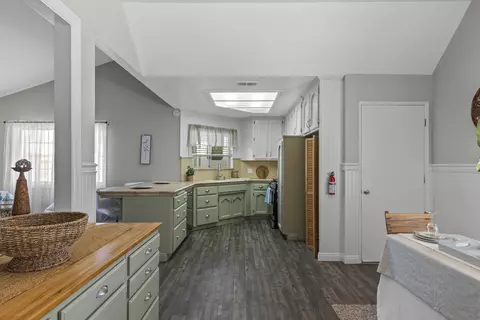 Kitchen - 21413 Madre St, Tehachapi, CA 93561 photo 1 of 2