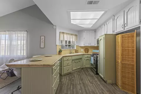 Kitchen - 21413 Madre St, Tehachapi, CA 93561 photo 2 of 2