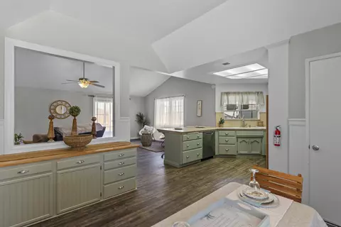 Bath - 21413 Madre St, Tehachapi, CA 93561 photo 1 of 3