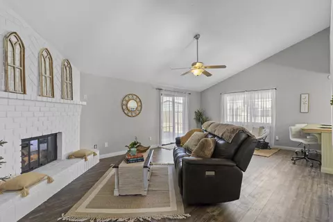 Living - 21413 Madre St, Tehachapi, CA 93561 photo 1 of 2