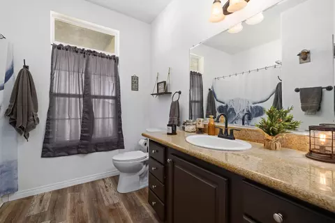 Bath - 19150 Quail Dr, Tehachapi, CA 93561 photo 1 of 3