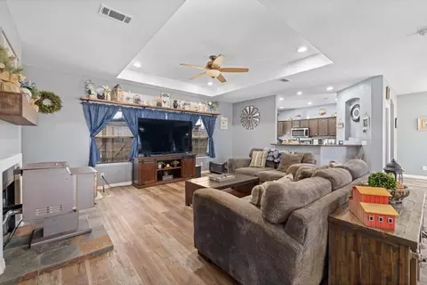 Living - 19150 Quail Dr, Tehachapi, CA 93561 photo 3 of 5