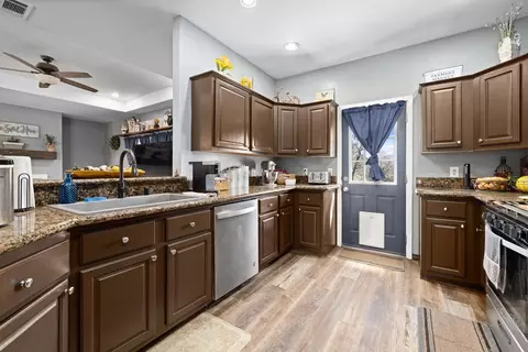 Kitchen - 19150 Quail Dr, Tehachapi, CA 93561 photo 5 of 5
