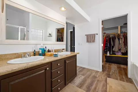 Bath - 19150 Quail Dr, Tehachapi, CA 93561 photo 3 of 3