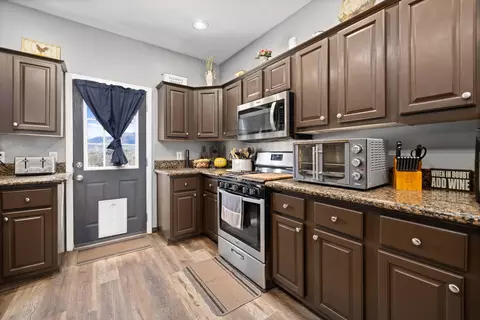 Kitchen - 19150 Quail Dr, Tehachapi, CA 93561 photo 4 of 5