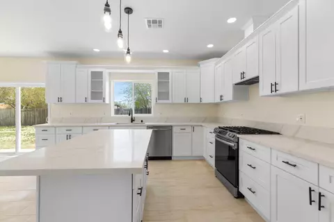 Kitchen - 37954 100th St E St E, Littlerock, CA 93543 photo 2 of 3