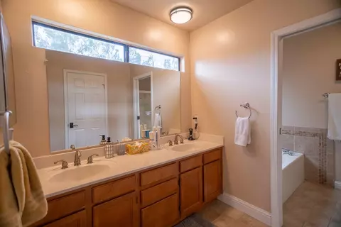 Bath - 44118 Fine Cir W, Lancaster, CA 93536 photo 3 of 4