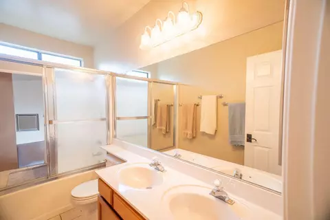 Bath - 44118 Fine Cir W, Lancaster, CA 93536 photo 2 of 4