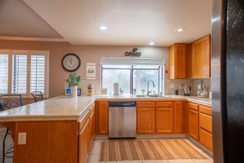 Kitchen - 44118 Fine Cir W, Lancaster, CA 93536 photo 2 of 3