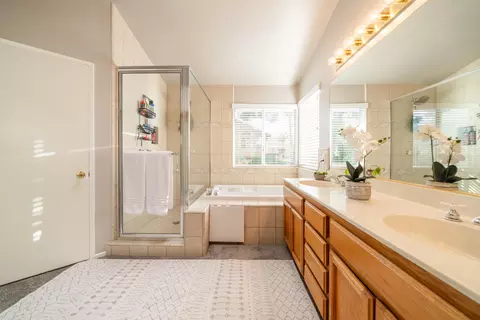 Bath - 3446 Bromley Ct, Palmdale, CA 93551 photo 3 of 4