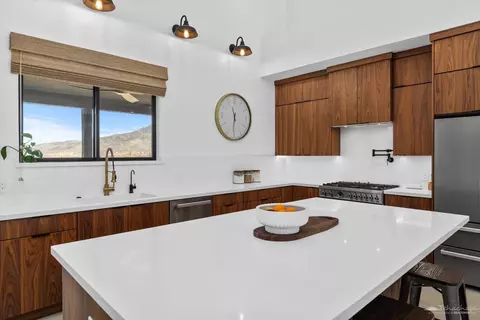 Kitchen - 28901 Augusta Way, Tehachapi, CA 93561 photo 5 of 9
