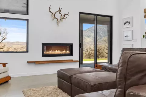 Living - 28901 Augusta Way, Tehachapi, CA 93561 photo 2 of 4