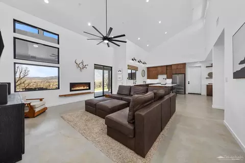 Living - 28901 Augusta Way, Tehachapi, CA 93561 photo 3 of 4