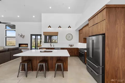 Kitchen - 28901 Augusta Way, Tehachapi, CA 93561 photo 3 of 9